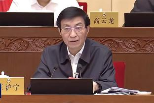 哥俩好？杰伦-格林场边接受采访 狄龙搞怪身后熊抱并大吼大叫